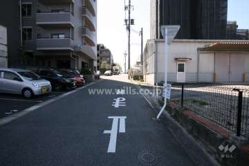 敷地西側の前面道路