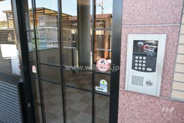 エントランスはオートロック付きです。