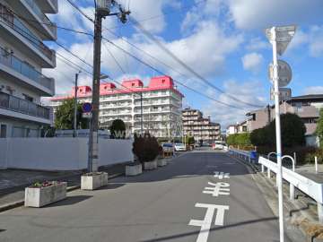 敷地東側の前面道路（南側から）