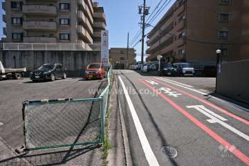 敷地北側の前面道路(西側から)