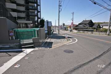 敷地西側の前面道路(北側から)