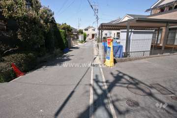 敷地西側の前面道路(北側から)