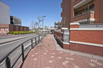 敷地西側の前面道路