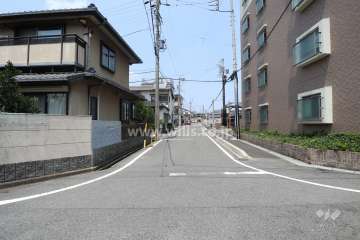 敷地南西側の前面道路（南東側から）