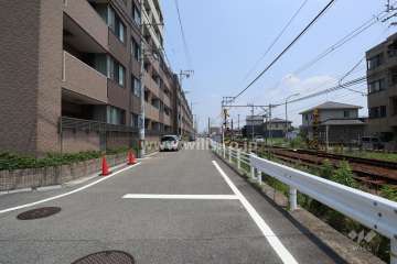 敷地南東側の前面道路（南西側から）