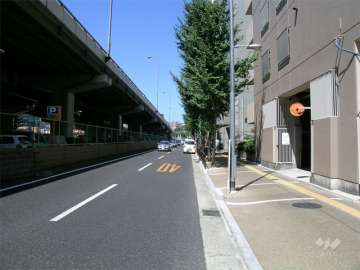 敷地西側は新御堂筋に面しています。