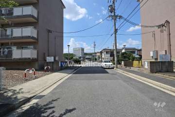 敷地東側の前面道路（南側から）