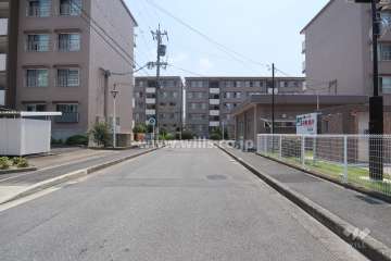 敷地北東側の前面道路（北西側から）