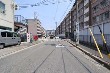 敷地北西側の前面道路（南西側から）