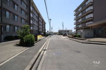 敷地西側の前面道路（東側から）