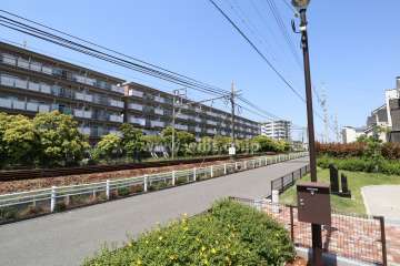 名鉄旭前ハイツF棟の全景。南側に線路が通っています。