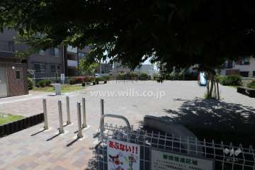 敷地の西側に隣接する新田洞公園