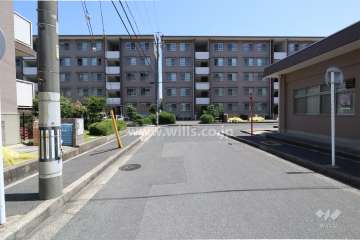 敷地西側の前面道路（北側から）