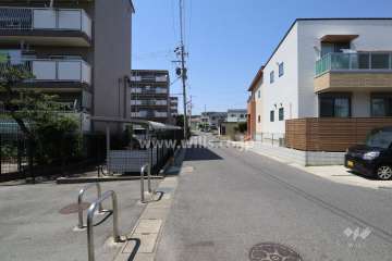 敷地東側の前面道路（南側から）