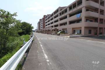敷地南東側の前面道路（北東側から）