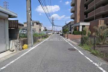 敷地北側の前面道路（西側から）