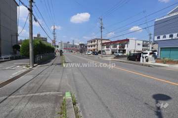 敷地東側の前面道路（南側から）