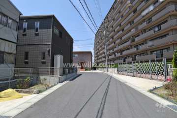 敷地南側の前面道路（東側から）