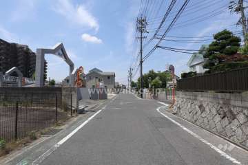 敷地北側の前面道路（東側から）