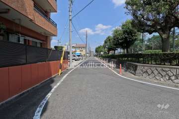 敷地南側の前面道路（東側から）