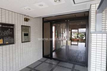 エントランスはオートロック付きです。