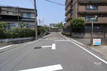 敷地西側の前面道路（南側から）