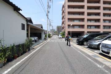 敷地西側の前面道路（南側から）
