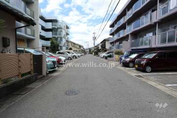 敷地南側の前面道路（東側から）