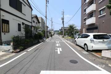 敷地西側の前面道路（南側から）