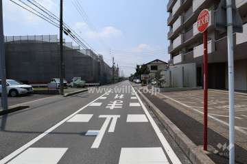 敷地南側の前面道路（東側から）