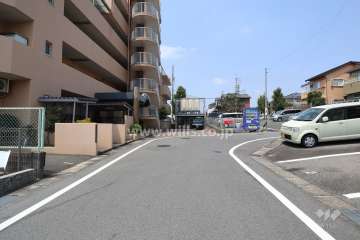 敷地北側の前面道路（東側から）