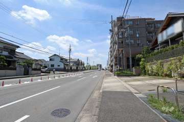 敷地南側の前面道路（東側から）