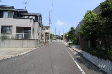 敷地西側の前面道路（南側から）