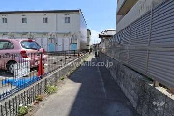 敷地北東側の前面道路（北西側から）