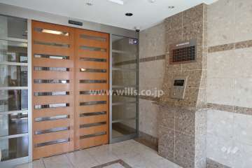 エントランスはオートロック付きです。