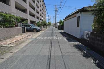 敷地南側の前面道路（西側から）
