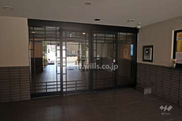 エントランスはオートロック付きです。