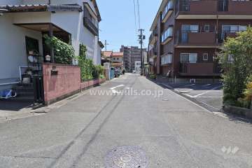 敷地東側の前面道路（北側から）