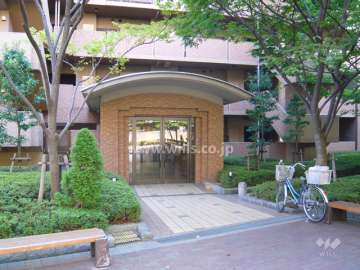 植栽に囲まれたエントランス