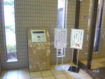 エントランスはオートロック付きです。