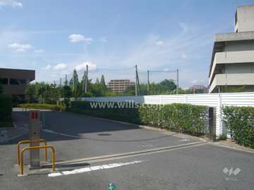 駐車場の出入り口はロボットゲート付きです。