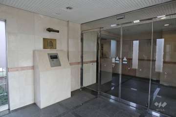 エントランスはオートロック付きです。