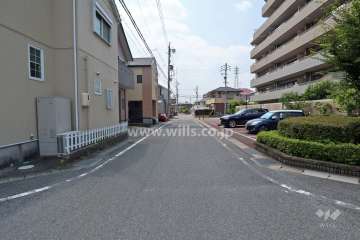 敷地南側の前面道路（東側から）