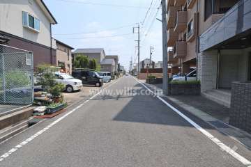 敷地東側の前面道路（北側から）