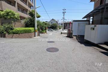 敷地南側の前面道路（西側から）