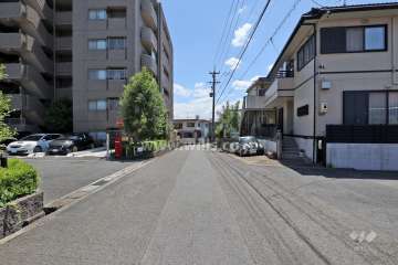 敷地西側の前面道路（北側から）
