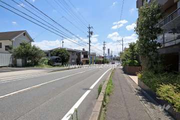敷地東側の前面道路（北側から）