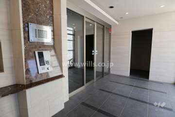 エントランスはオートロック付きです。