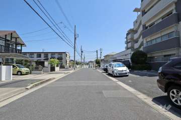 敷地北側の前面道路（西側から）