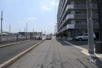 敷地東側の前面道路（北側から）
